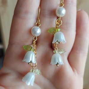 Tavaszi kis harangvirág gyöngyfülbevaló - ékszer - fülbevaló - lógó fülbevaló - Meska.hu