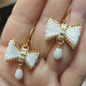 Fehér masni gyöngyfülbevaló - Meska.hu