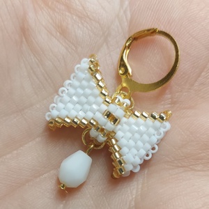 Fehér masni gyöngyfülbevaló - ékszer - fülbevaló - lógó fülbevaló - Meska.hu