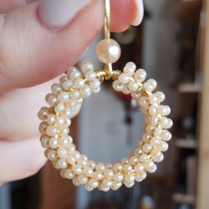 Krémszínű karika gyöngyfülbevaló - ékszer - fülbevaló - karika fülbevaló - Meska.hu