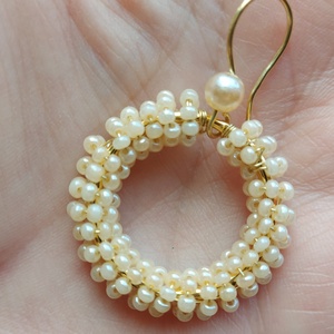 Krémszínű karika gyöngyfülbevaló - ékszer - fülbevaló - karika fülbevaló - Meska.hu