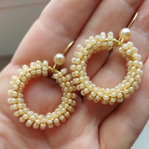 Krémszínű karika gyöngyfülbevaló, Ékszer, Fülbevaló, Karika fülbevaló, Ékszerkészítés, Gyöngyfűzés, gyöngyhímzés, MESKA