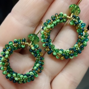 Zöld karika gyöngyfülbevaló, Ékszer, Fülbevaló, Karika fülbevaló, Ékszerkészítés, Gyöngyfűzés, gyöngyhímzés, MESKA