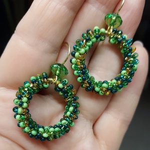 Zöld karika gyöngyfülbevaló - ékszer - fülbevaló - karika fülbevaló - Meska.hu