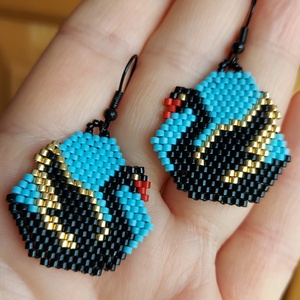 Fekete hattyú gyöngyfülbevaló, Ékszer, Fülbevaló, Lógó fülbevaló, Ékszerkészítés, Gyöngyfűzés, gyöngyhímzés, MESKA