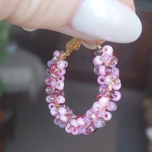 Rózsaszín karika gyöngyfülbevaló - ékszer - fülbevaló - karika fülbevaló - Meska.hu