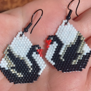 Fekete hattyú gyöngyfülbevaló - ékszer - fülbevaló - lógó fülbevaló - Meska.hu