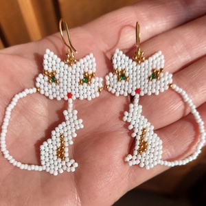 Macskás gyöngyfülbevaló  - ékszer - fülbevaló - lógó fülbevaló - Meska.hu