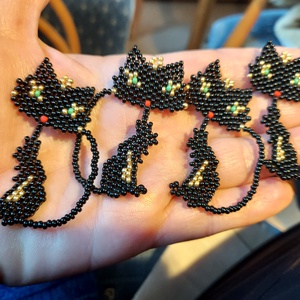 Macskás gyöngyfülbevaló  - ékszer - fülbevaló - lógó fülbevaló - Meska.hu