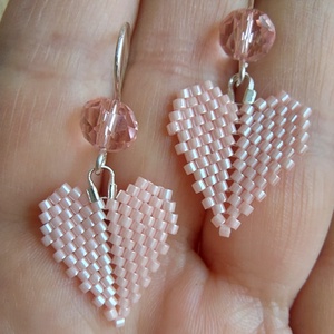 Halvány rózsaszín szív gyöngyfülbevaló, Ékszer, Fülbevaló, Lógó fülbevaló, Ékszerkészítés, Gyöngyfűzés, gyöngyhímzés, MESKA