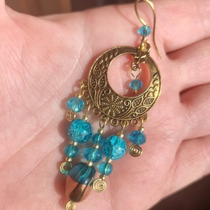Türkizkék-arany gyöngyfülbevaló - ékszer - fülbevaló - lógó fülbevaló - Meska.hu