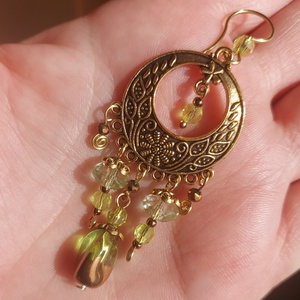 Halványzöld-arany gyöngyfülbevaló - ékszer - fülbevaló - lógó fülbevaló - Meska.hu