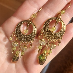 Halványzöld-arany gyöngyfülbevaló, Ékszer, Fülbevaló, Lógó fülbevaló, Gyöngyfűzés, gyöngyhímzés, Ékszerkészítés, MESKA