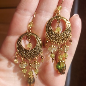 Halványzöld-arany gyöngyfülbevaló - ékszer - fülbevaló - lógó fülbevaló - Meska.hu