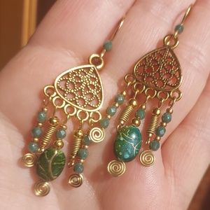 Sötétzöld-arany gyöngyfülbevaló, Ékszer, Fülbevaló, Lógó fülbevaló, Gyöngyfűzés, gyöngyhímzés, Ékszerkészítés, MESKA