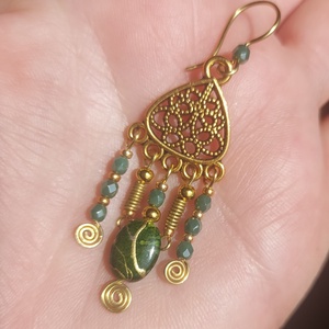 Sötétzöld-arany gyöngyfülbevaló - ékszer - fülbevaló - lógó fülbevaló - Meska.hu