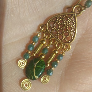 Sötétzöld-arany gyöngyfülbevaló - ékszer - fülbevaló - lógó fülbevaló - Meska.hu