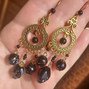 Fekete-arany gyöngyfülbevaló - ékszer - fülbevaló - lógó fülbevaló - Meska.hu