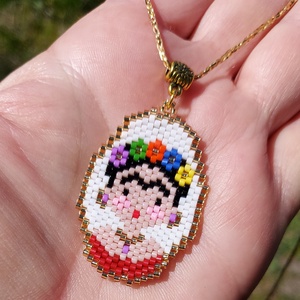 Frida Kahlo gyöngy nyaklánc , Ékszer, Nyaklánc, Gyöngyös nyaklánc, Gyöngyfűzés, gyöngyhímzés, Ezt a kedves kis medált apró, prémium minőségű japán gyöngyből készítettem. Arany keretes fehér hát..., MESKA