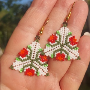 Tulipános háromszög gyöngyfülbevaló - ékszer - fülbevaló - lógó fülbevaló - Meska.hu