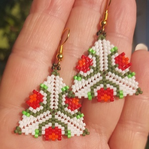 Tulipános háromszög gyöngyfülbevaló - Meska.hu