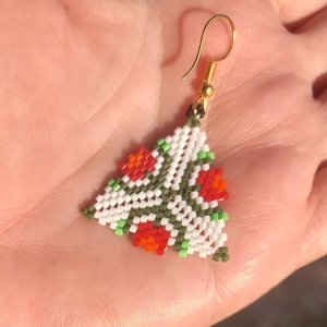 Tulipános háromszög gyöngyfülbevaló - ékszer - fülbevaló - lógó fülbevaló - Meska.hu