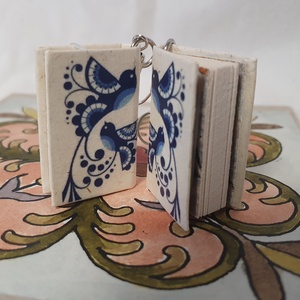 Könyv fülbevaló  - ékszer - fülbevaló - lógó fülbevaló - Meska.hu