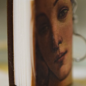 Könyv fülbevaló (Vénusz) - ékszer - fülbevaló - lógó fülbevaló - Meska.hu