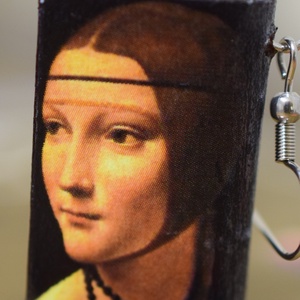 Könyv fülbevaló (hermelines hölgy) - Meska.hu