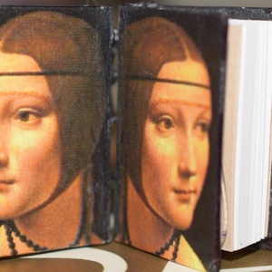 Könyv fülbevaló (hermelines hölgy) - ékszer - fülbevaló - lógó fülbevaló - Meska.hu