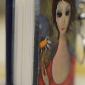 Könyv fülbevaló (százszorszép) - ékszer - fülbevaló - lógó fülbevaló - Meska.hu