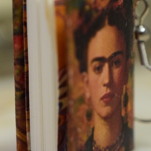 Könyv fülbevaló (Frida) - ékszer - fülbevaló - lógó fülbevaló - Meska.hu