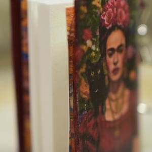 Könyv fülbevaló (Frida) - ékszer - fülbevaló - lógó fülbevaló - Meska.hu