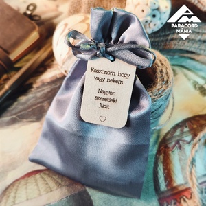 Gravírozható kör medálos páros karkötő, egyedi szöveggel, Expressz határidővel, választható színekben (2 db) gravírozott - ékszer - karkötő - névre szóló karkötő - Meska.hu