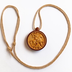 Sárkányölő Szent György fából készült medál, zsinórnyaklánc, függő - otthon & életmód - vallás - lánc & füzér - Meska.hu