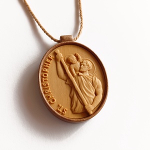 Szent Kristóf az utazók védőszentje - fa medál, autós függő, Otthon & Életmód, Autó, Visszapillantó dísz, Famegmunkálás, Ékszerkészítés, MESKA