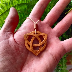 Trinity kelta csomós zsinórnyaklánc, fa triquetra kelta medál - ékszer - nyaklánc - medálos nyaklánc - Meska.hu