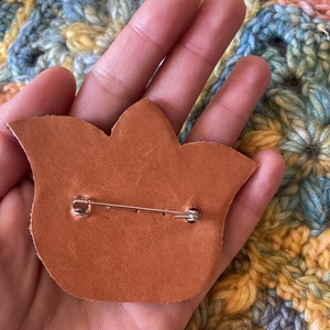 Tulipános bőr kitűző, bross - ékszer - kitűző és bross - Meska.hu