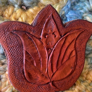 Tulipános bőr kitűző, bross - Meska.hu