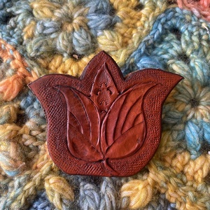 Tulipános bőr kitűző, bross - ékszer - kitűző és bross - Meska.hu