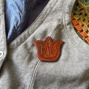 Tulipános bőr kitűző, bross - ékszer - kitűző és bross - Meska.hu