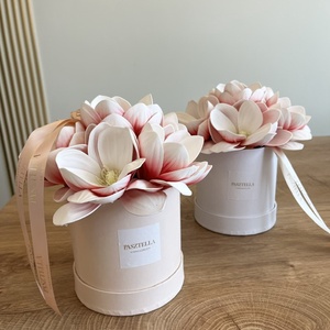 Magnólia virágdoboz - barack dobozban ( Közepes), Otthon & Életmód, Virágdekoráció, Virágdíszek, Asztali virágdísz, Virágkötés, MESKA