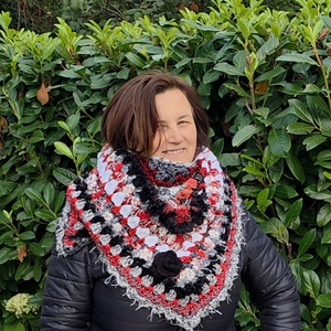 Tűzmesék - egyedi, kézzel horgolt kendő, rózsával - Meska.hu