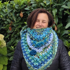 Hullámmesék  kézzel horgolt kék-zöld kendő újrahasznosított fonalból, rózsával - Meska.hu