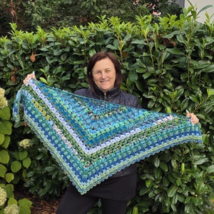 Hullámmesék  kézzel horgolt kék-zöld kendő újrahasznosított fonalból, rózsával - ruha & divat - sál, sapka, kendő - kendő - Meska.hu Hullámmesék  kézzel horgolt kék-zöld kendő újrahasznosított fonalból, rózsával - ruha & divat - sál, sapka, kendő - kendő - Meska.hu