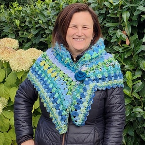 Hullámmesék  kézzel horgolt kék-zöld kendő újrahasznosított fonalból, rózsával - ruha & divat - sál, sapka, kendő - kendő - Meska.hu Hullámmesék  kézzel horgolt kék-zöld kendő újrahasznosított fonalból, rózsával - ruha & divat - sál, sapka, kendő - kendő - Meska.hu