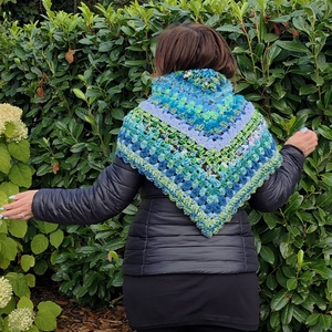 Hullámmesék  kézzel horgolt kék-zöld kendő újrahasznosított fonalból, rózsával - ruha & divat - sál, sapka, kendő - kendő - Meska.hu Hullámmesék  kézzel horgolt kék-zöld kendő újrahasznosított fonalból, rózsával - ruha & divat - sál, sapka, kendő - kendő - Meska.hu