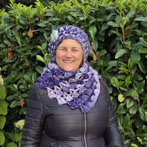 Levendulaálom  kézzel horgolt sapka és kendő szett levehető rózsával - Meska.hu