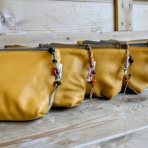 Mustársárga műbőr neszesszer, gyöngydísszel (kicsi) - táska & tok - neszesszer - Meska.hu