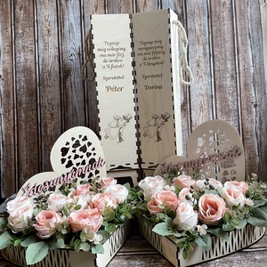 Szülőköszöntő szett, szív alakú virág boxokkal, felirattal, bortartókkal - Hitvesi csók mintával - Meska.hu